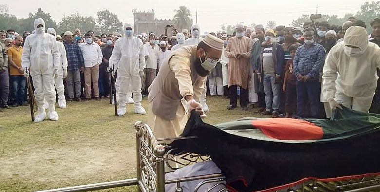 মেহেরপুরে বীর মুক্তিযোদ্ধা আঃ রহমানকে রাষ্ট্রীয় মার্যাদায় দাফন 1 01 20