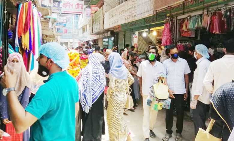 মাস্ক পরলেও, দুরত্ব মানছে না মানুষ 1