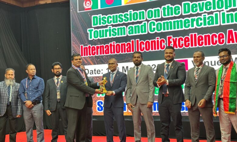 মালদ্বীপে ইন্টারন্যাশনাল আইকোনিক এক্সিলেন্স এ্যাওয়ার্ড পেলেন ইউএস-বাংলা’র কামরুল ইসলাম 1 WhatsApp Image 2025 05 18 at 11.18.12 AM