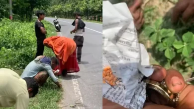 পুলিশের ধাওয়ায় কারবারিদের ইয়াবা রাস্তায়, কুড়িয়ে নিলেন স্থানীয়রা 3 25429ddc533ac970da6672174a6edc18 6a0ef4e42f38e