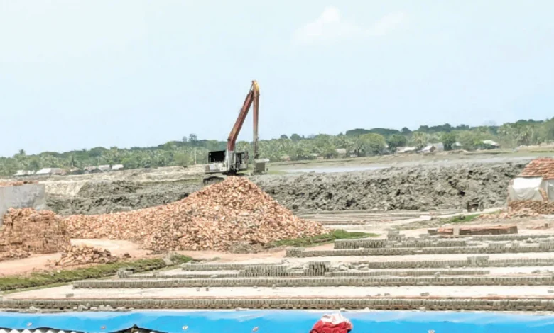 ইটভাটা চালু রাখতে বন্ধ হলো চার গ্রামের একমাত্র হাইস্কুল 1 khlnr dmryr absk e lky bhr brk edhrnr abdh itbht rksr jny bndh kr dy hych